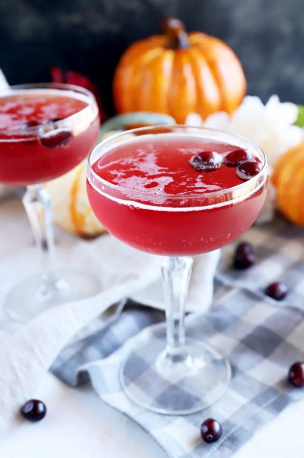 The Easiest Sparkling Thanksgiving Cocktail (only 4 ingredients!)