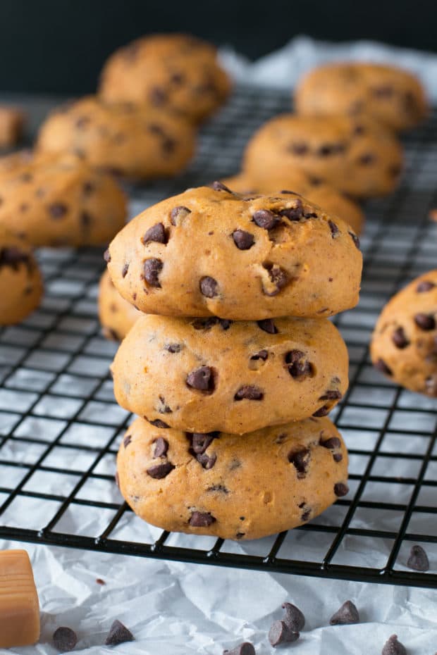 Caramel Stuffed Pumpkin Cookies | cakenknife.com #pumpkinspice #pumpkinpie