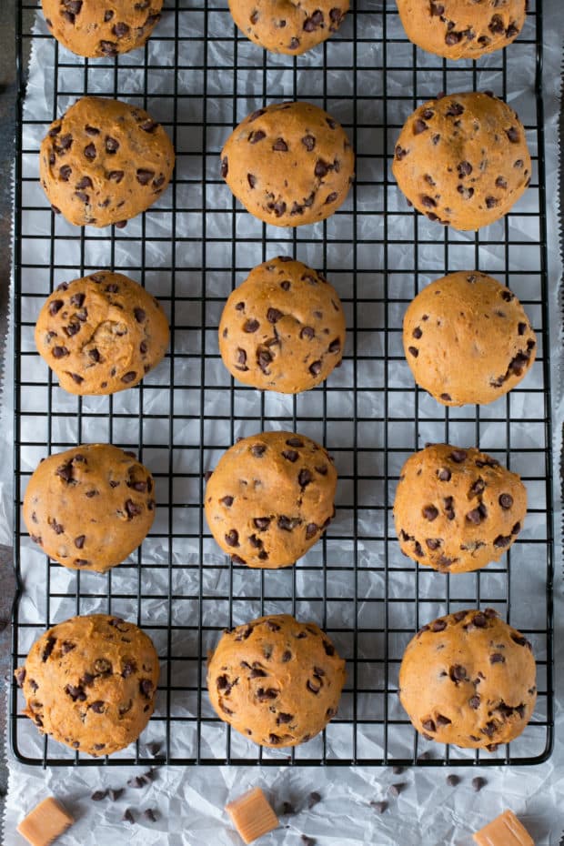 Caramel Stuffed Pumpkin Cookies | cakenknife.com #pumpkinspice #pumpkinpie