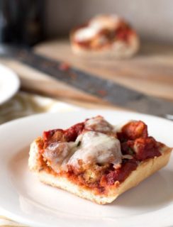 30 Minute Chicken Parmesan French Bread Pizza | cakenknife.com