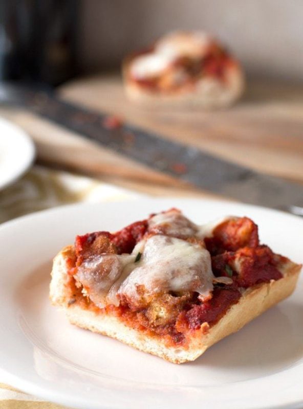 30 Minute Chicken Parmesan French Bread Pizza | cakenknife.com