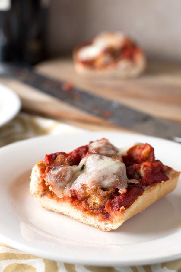 30 Minute Chicken Parmesan French Bread Pizza | cakenknife.com