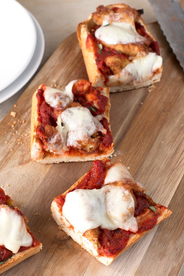 30 Minute Chicken Parmesan French Bread Pizza | cakenknife.com