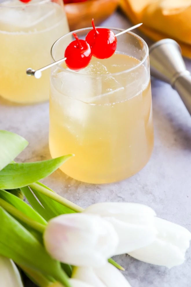 Whiskey cocktail image with white tulips
