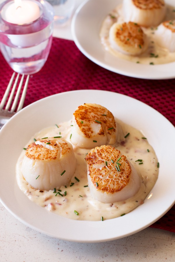 Pan Seared Scallops with Bacon Cream Sauce | cakenknife.com