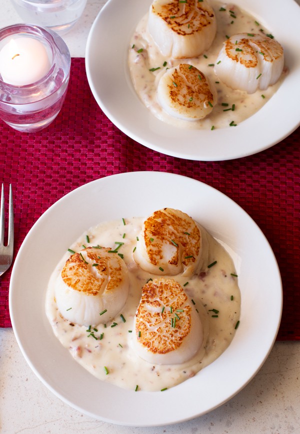 Pan Seared Scallops with Bacon Cream Sauce | cakenknife.com