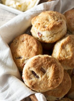 Mini Maple Bacon Biscuits | cakenknife.com