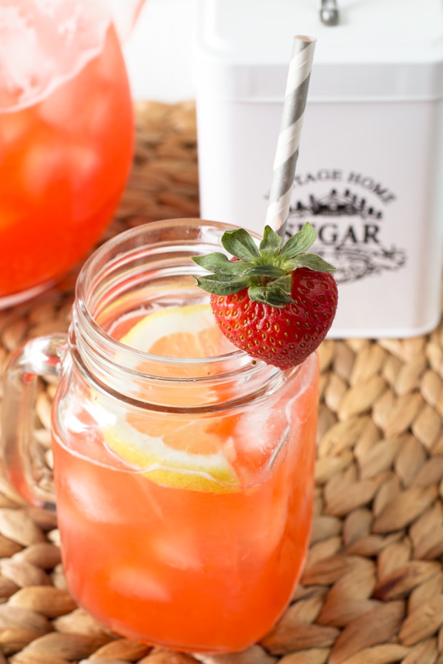 Vodka Strawberry Lemonade - Cake 'n Knife Vodka Strawberry Lemonade - Cake 'n Knife