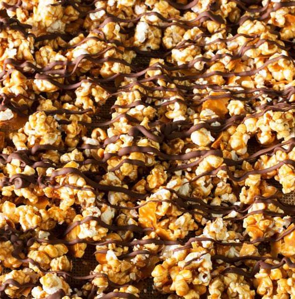Snickers Popcorn + Popcorn Week Giveaway! | cakenknife.com