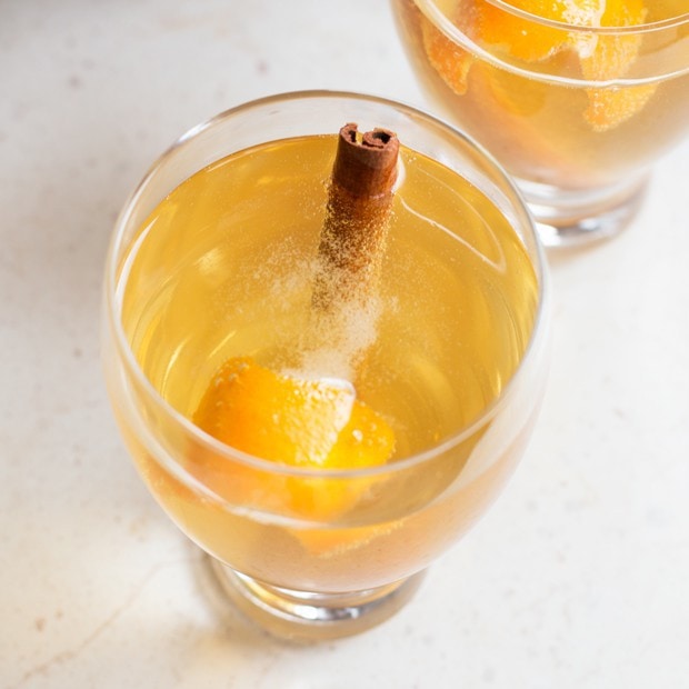 Apple Cinnamon Hard Cider Cocktail | cakenknife.com