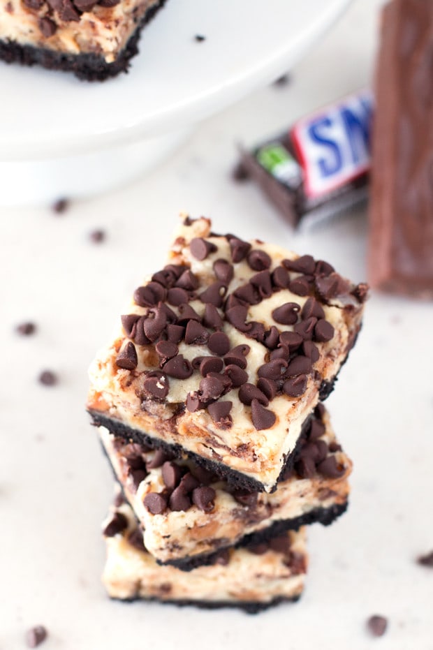 Snickers Caramel Cheesecake Bars | cakenknife.com