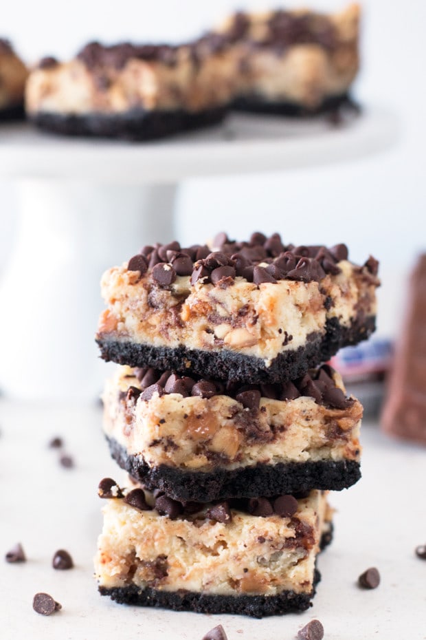 Snickers Caramel Cheesecake Bars | cakenknife.com