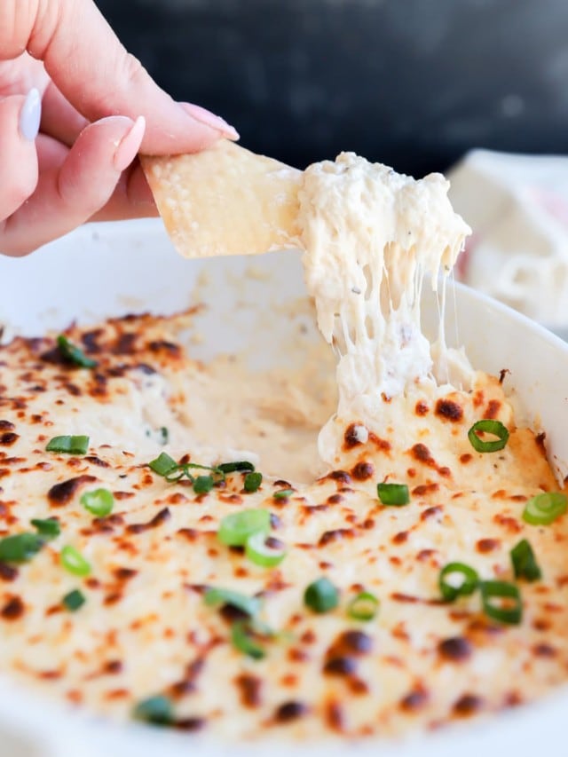 crab rangoon dip with crispy wonton chips | Cake 'n Knife