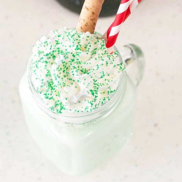 Boozy Green Shamrock Shake | cakenknife.com