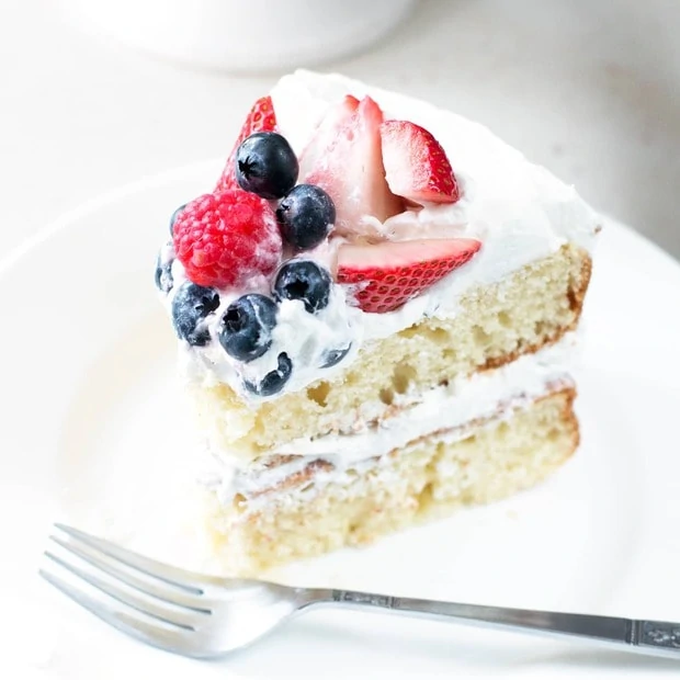 Mixed Berry Vanilla Bean Cake | cakenknife.com