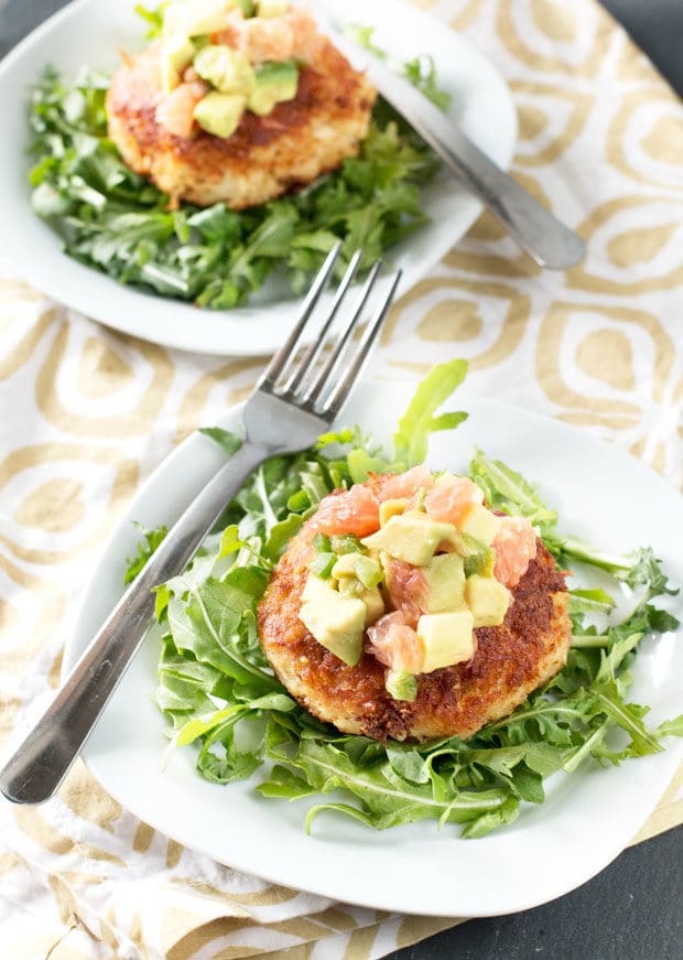 Crispy Crab Cakes with Avocado Grapefruit Salsa | cakenknife.com