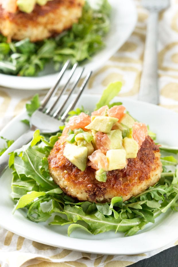 Crispy Crab Cakes with Avocado Grapefruit Salsa | cakenknife.com