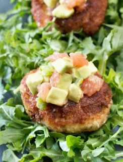 Crispy Crab Cakes with Avocado Grapefruit Salsa | cakenknife.com