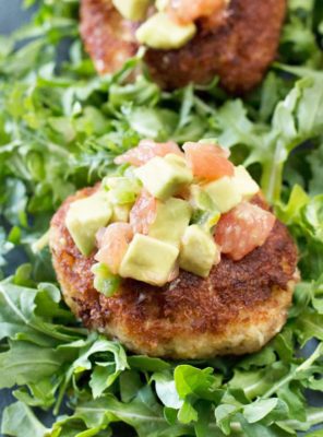 Crispy Crab Cakes with Avocado Grapefruit Salsa | cakenknife.com