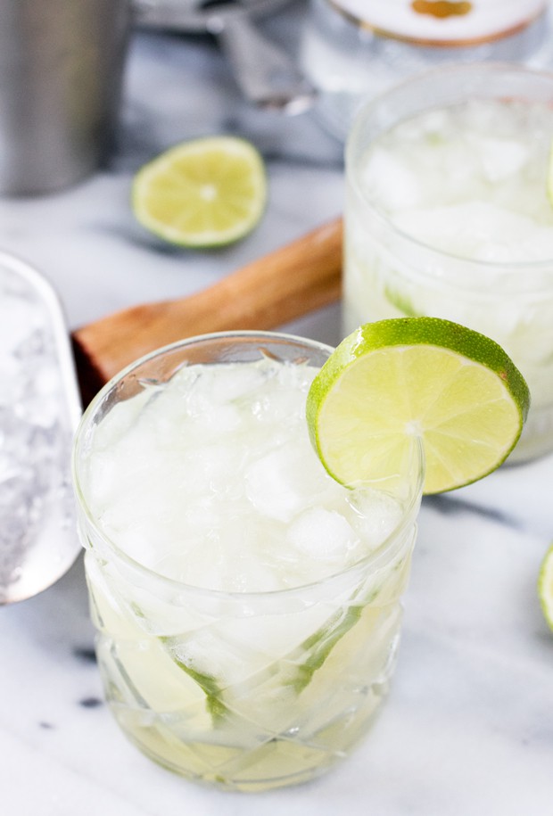 Caipirinha Recipe is perfect to celebrate the Rio 2016 Olympics! | cakenknife.com