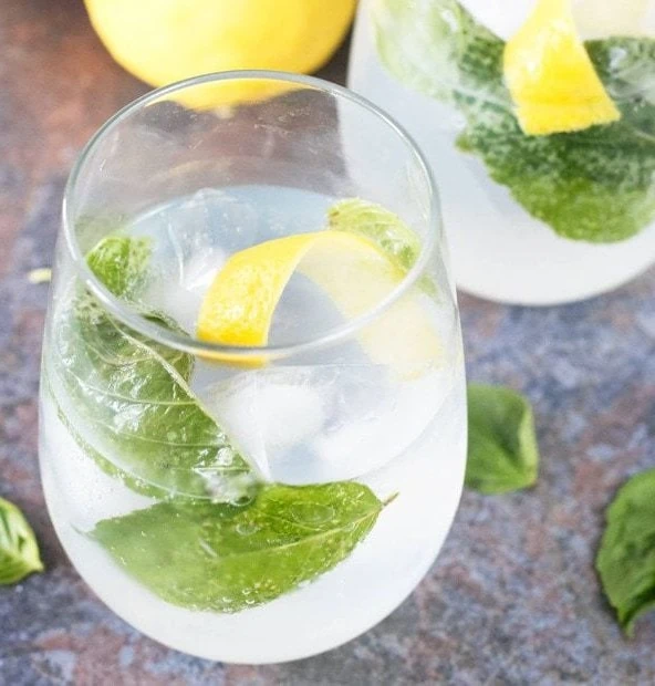 Lemon Basil Gin & Tonic | cakenknife.com