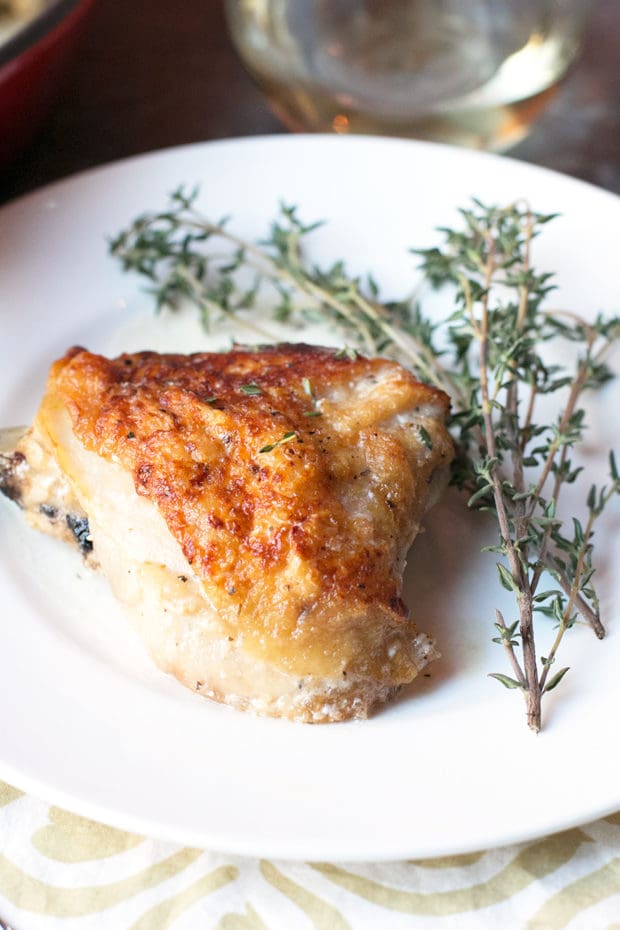 Creamy White Wine & Garlic Roasted Chicken Thighs | cakenknife.com