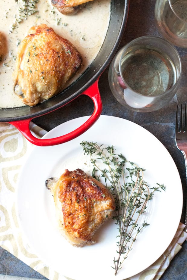 Creamy White Wine & Garlic Roasted Chicken Thighs | cakenknife.com