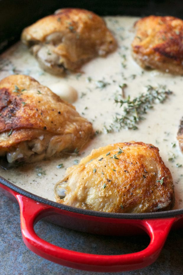 Creamy White Wine & Garlic Roasted Chicken Thighs | cakenknife.com