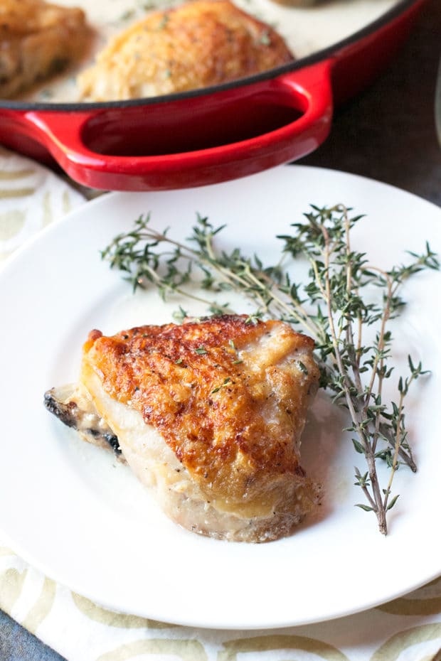 Creamy White Wine & Garlic Roasted Chicken Thighs | cakenknife.com