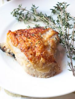 Creamy White Wine & Garlic Roasted Chicken Thighs | cakenknife.com