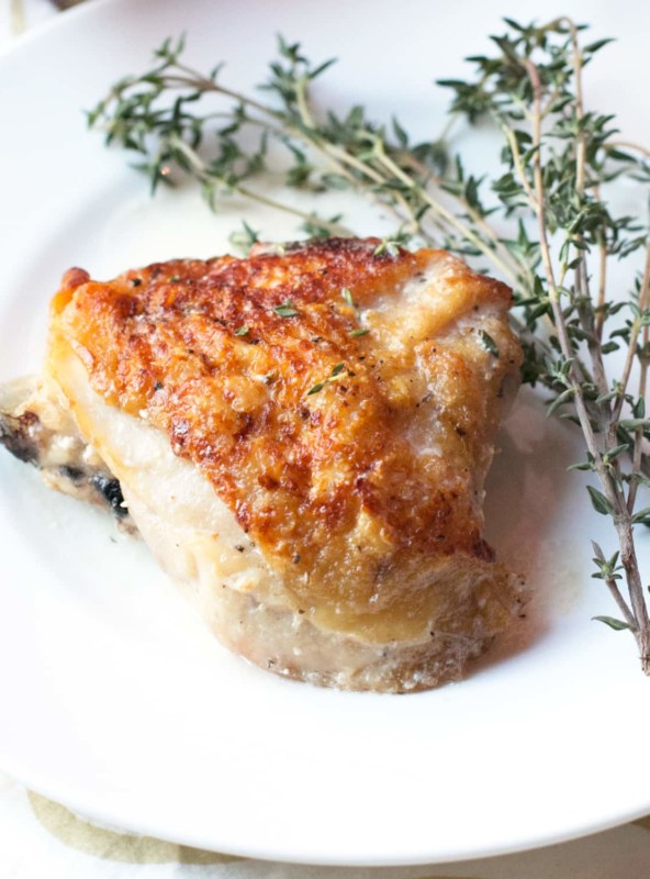 Creamy White Wine & Garlic Roasted Chicken Thighs | cakenknife.com