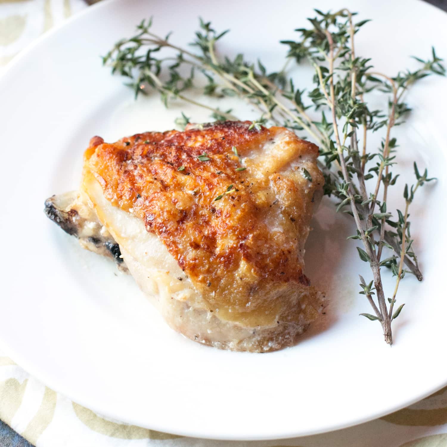 Creamy White Wine & Garlic Roasted Chicken Thighs | cakenknife.com