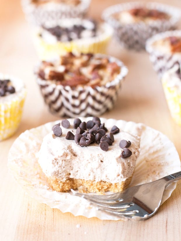 Mini No-Bake Pumpkin Spice Cheesecakes (with two different toppings!) | cakenknife.com