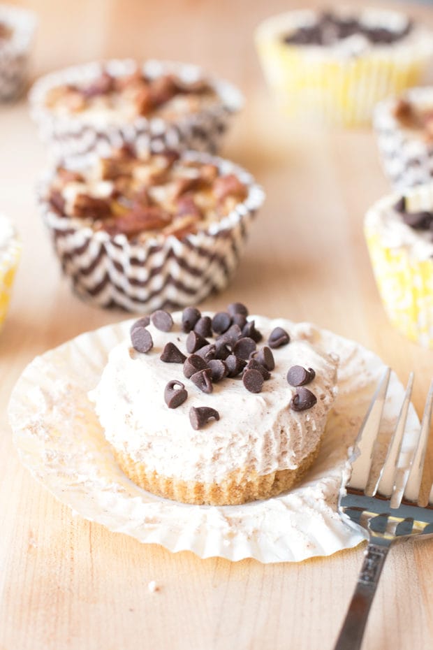 Mini No-Bake Pumpkin Spice Cheesecakes (with two different toppings!) | cakenknife.com