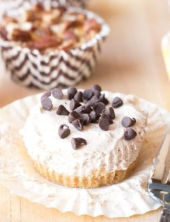 Mini No-Bake Pumpkin Spice Cheesecakes (with two different toppings!) | cakenknife.com