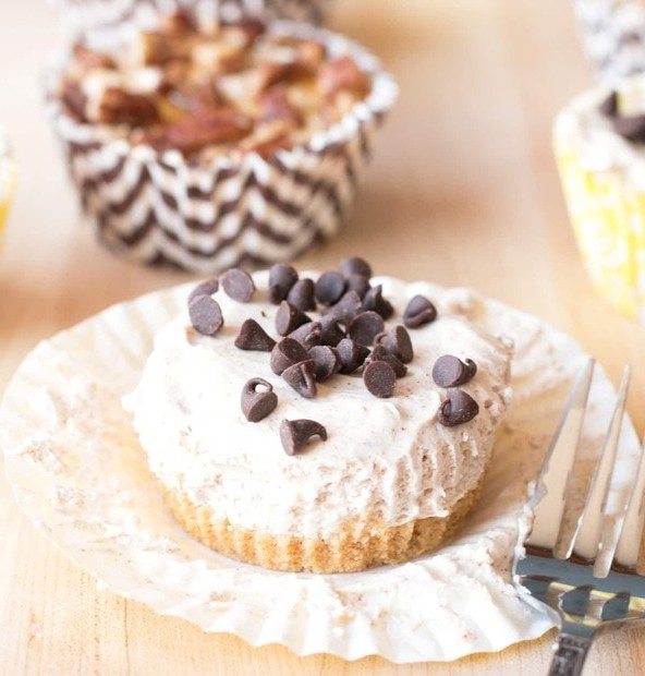Mini No-Bake Pumpkin Spice Cheesecakes (with two different toppings!) | cakenknife.com