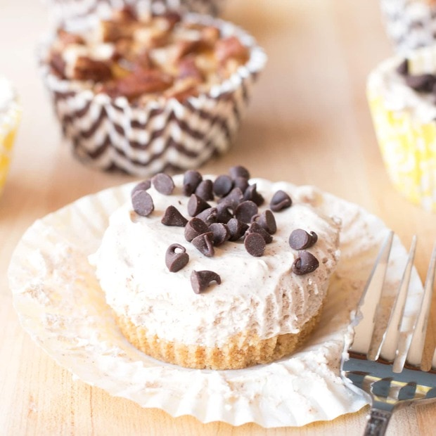 Mini No-Bake Pumpkin Spice Cheesecakes (with two different toppings!) | cakenknife.com