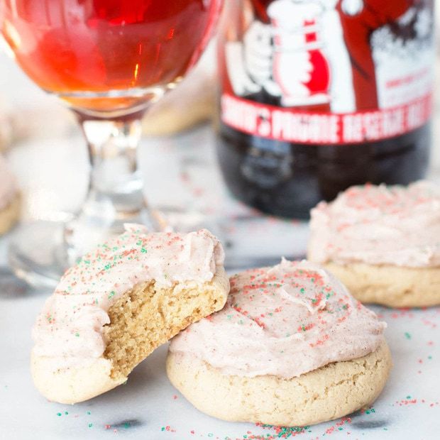 Christmas Ale Sugar Cookies with Spiced Buttercream Frosting | cakenknife.com