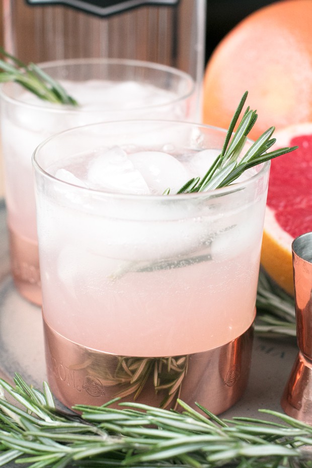 Rosemary Grapefruit Gin Fizz | cakenknife.com