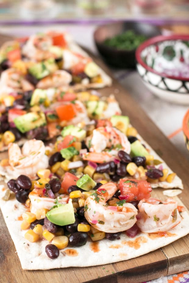 Southwestern Shrimp Flatbread | cakenknife.com #appetizer #party #seafood