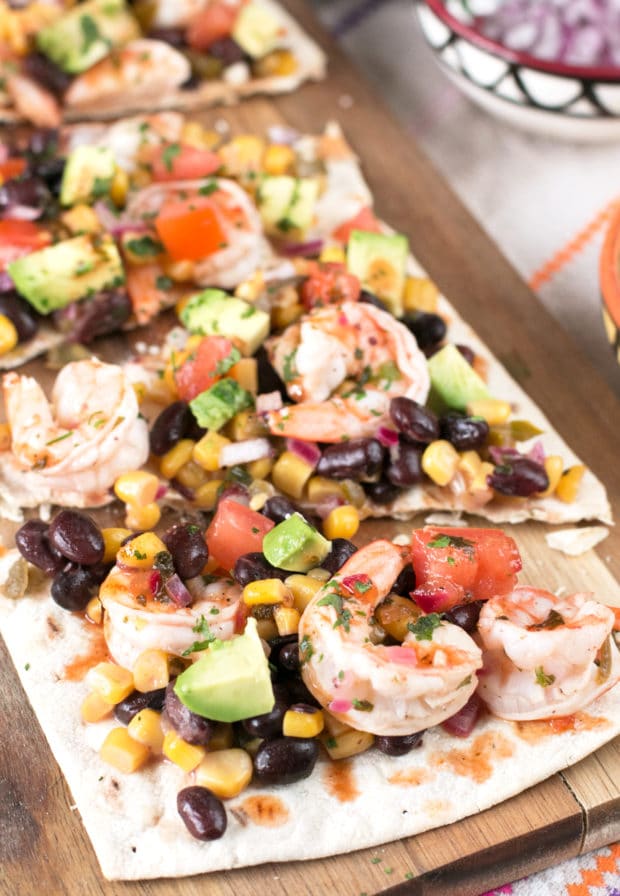 Southwestern Shrimp Flatbread | cakenknife.com #appetizer #party #seafood