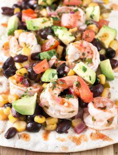 Southwestern Shrimp Flatbread | cakenknife.com #appetizer #party #seafood