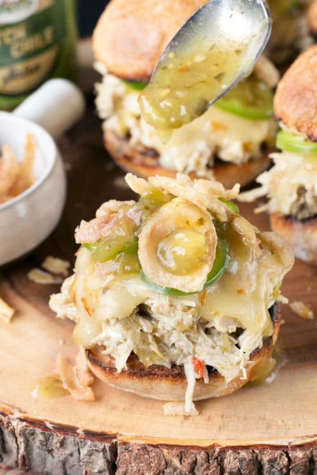 Hatch Green Chile Chicken Sliders | cakenknife.com #tailgating #spicy #sandwich