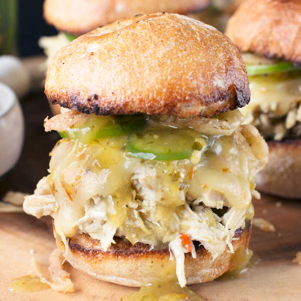 Hatch Green Chile Chicken Sliders | cakenknife.com #tailgating #spicy #sandwich