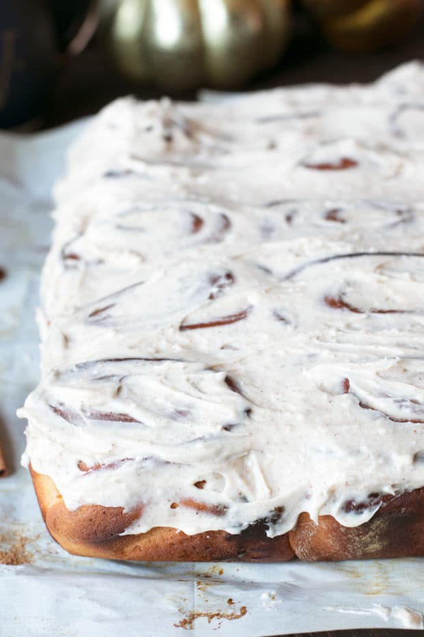 Chai Pumpkin Spice Cinnamon Rolls | cakenknife.com #pumpkinspice #chaispice #fall #breakfast