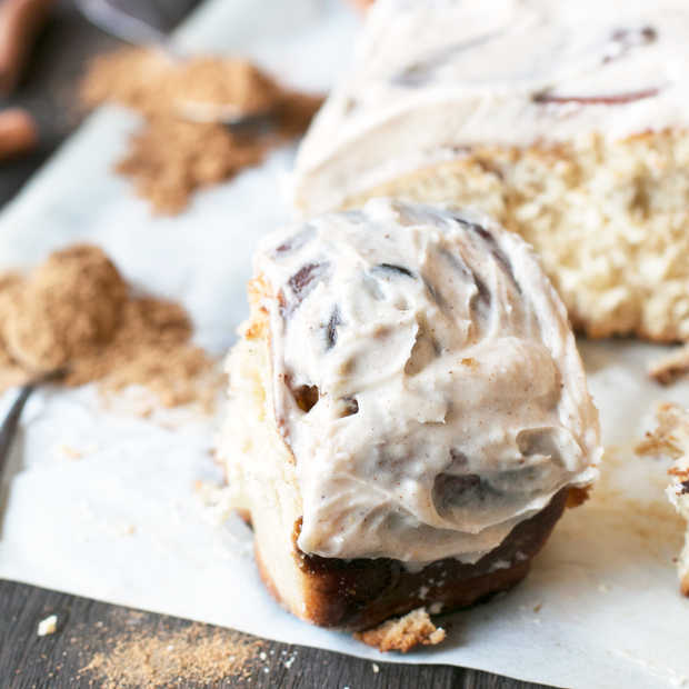 Chai Pumpkin Spice Cinnamon Rolls | cakenknife.com #pumpkinspice #chaispice #fall #breakfast