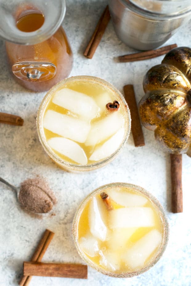 Bourbon Pumpkin Smash - Last Minute Thanksgiving Recipes | cakenknife.com #cocktail #pumpkinspice #cinnamon #syrup #thanksgiving