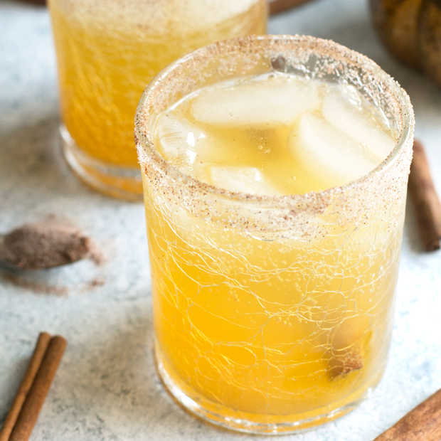 Bourbon Pumpkin Smash | cakenknife.com #cocktail #pumpkinspice #cinnamon #syrup