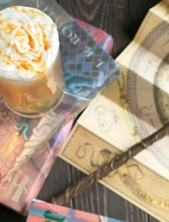 Butterbeer Cocktail (Two Ways!) | cakenknife.com #butterbeer #harrypotter #cocktail