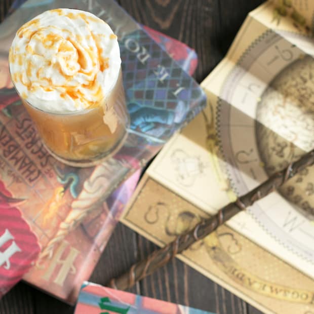 Butterbeer Cocktail (Two Ways!) | cakenknife.com #butterbeer #harrypotter #cocktail